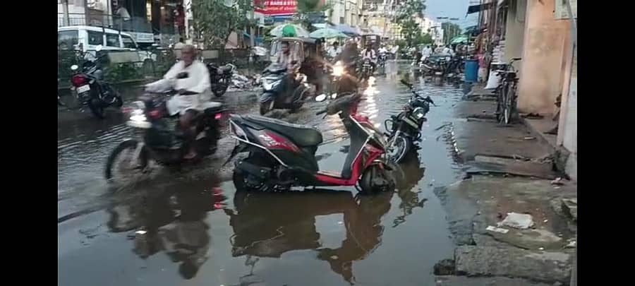 ಕೆರೆಯಂತಾಗಿರುವ ಎಂ.ಜಿ. ರಸ್ತೆಯಲ್ಲಿ ಸಂಚರಿಸುತ್ತಿರುವ ಸವಾರರು