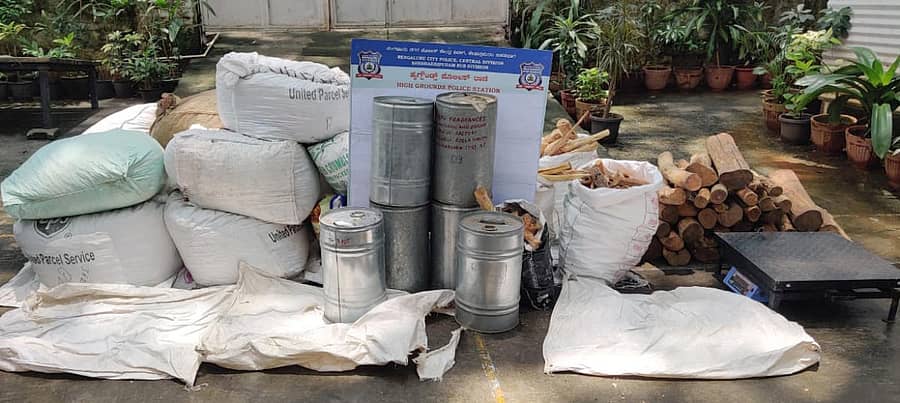 ಹೈಗ್ರೌಂಡ್ಸ್ ಠಾಣೆ ಪೊಲೀಸರು ಆರೋಪಿಗಳಿಂದ ಜಪ್ತಿ ಮಾಡಿರುವ ಶ್ರೀಗಂಧ ಮರದ ತುಂಡುಗಳು ಹಾಗೂ ಶ್ರೀಗಂಧ ಎಣ್ಣೆ ಡಬ್ಬಿಗಳು