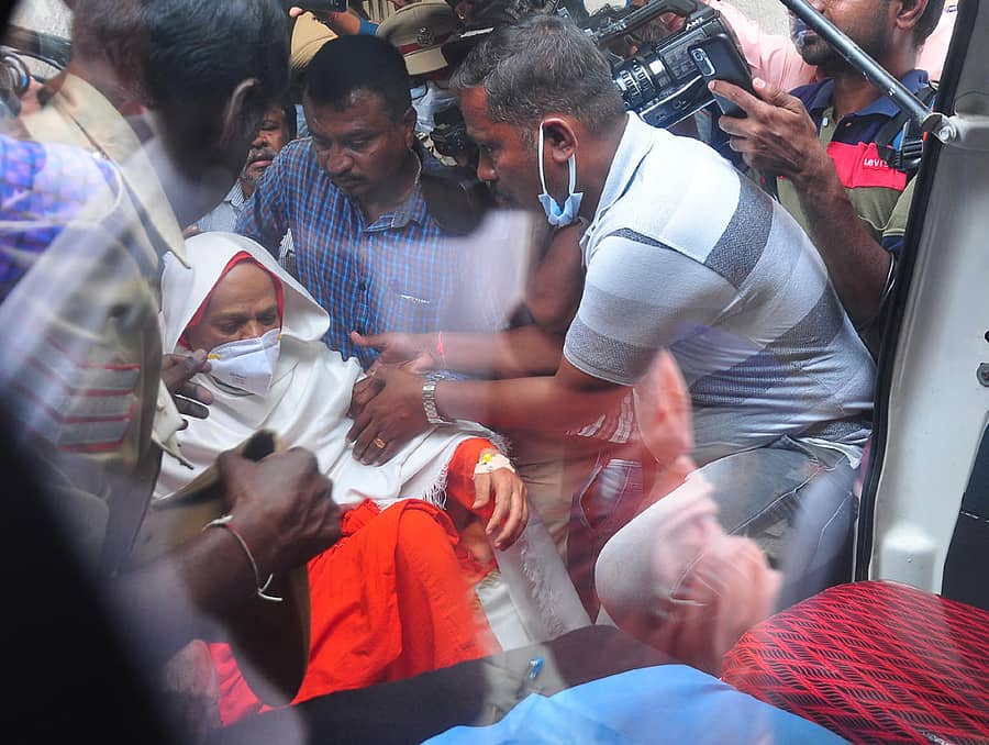 ಚಿತ್ರದುರ್ಗದ ಮುರುಘಾ ಮಠದ ಶಿವಮೂರ್ತಿ ಮುರುಘಾ ಶರಣರನ್ನು ಜಿಲ್ಲಾ ಆಸ್ಪತ್ರೆಯಲ್ಲಿ ಶುಕ್ರವಾರ ಚಿಕಿತ್ಸೆಗೆ ಕರೆದೊಯ್ಯಲಾಯಿತು