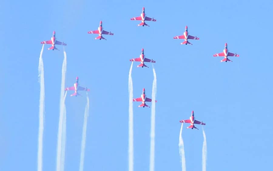 ಬೀದರ್ನ ಕೋಟೆ ಪ್ರದೇಶದ ಆಗಸದಲ್ಲಿ ಶುಕ್ರವಾರ ಪ್ರದರ್ಶನ ನೀಡಿದ ಒಂಬತ್ತು ಸೂರ್ಯಕಿರಣ ವಿಮಾನಗಳು