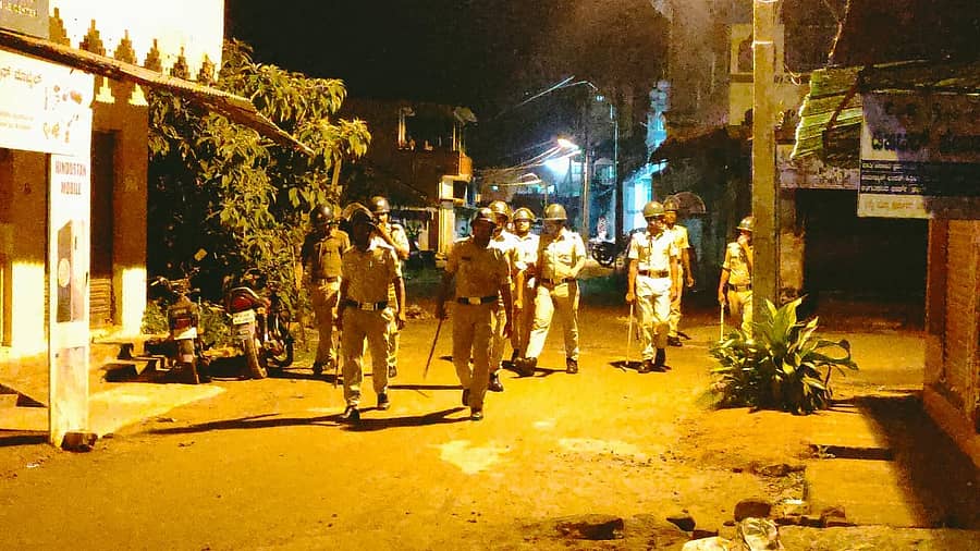 ಜನರನ್ನು ಚದುರಿಸುತ್ತಿರುವ ಪೊಲೀಸರು
