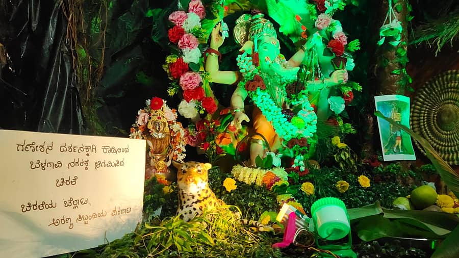 ಗಣೇಶನ ಮೂರ್ತಿಯ ಜತೆಗೆ ಚಿರತೆ ಗೊಂಬೆ