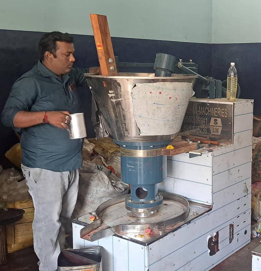 ಅಡುಗೆ ಎಣ್ಣೆ ತಯಾರಿಕೆಯಲ್ಲಿ ನಿರತ ನಾಗರಾಜು