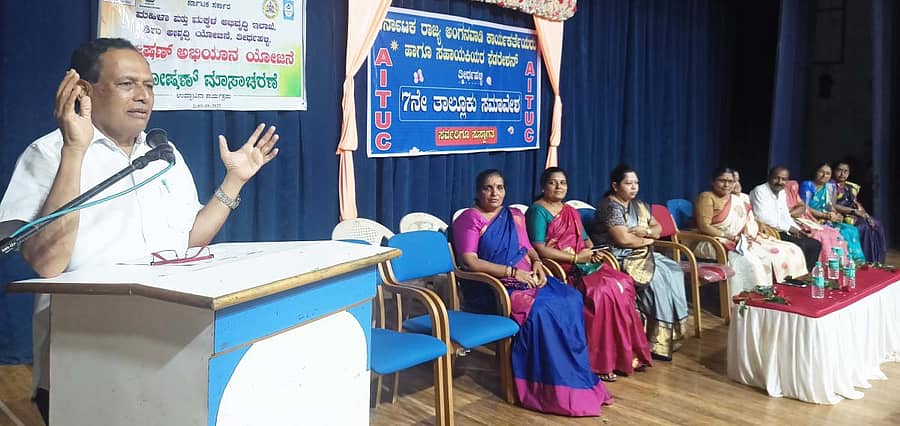 ತೀರ್ಥಹಳ್ಳಿ ಪಟ್ಟಣದ ಶಾಂತವೇರಿ ಗೋಪಾಲಗೌಡ ರಂಗಮಂದಿರದಲ್ಲಿ ಶನಿವಾರ ನಡೆದ ಕಾರ್ಯಕ್ರಮದಲ್ಲಿ ಮಾಜಿ ಶಿಕ್ಷಣ ಸಚಿವ ಕಿಮ್ಮನೆ ರತ್ನಾಕರ ಮಾತನಾಡಿದರು.