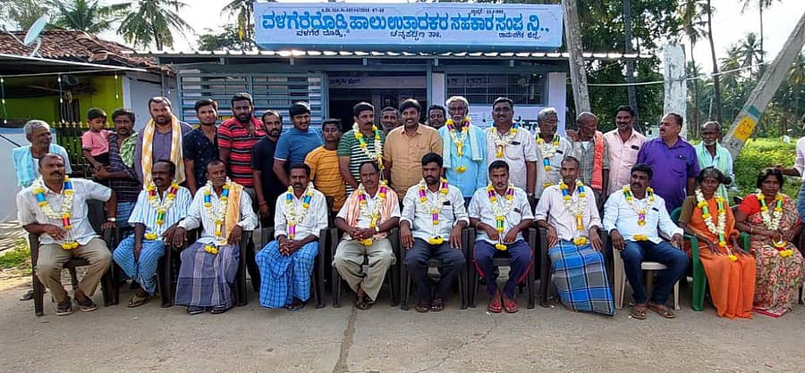 ಚನ್ನಪಟ್ಟಣ ತಾಲ್ಲೂಕಿನ ವಳಗೆರದೊಡ್ಡಿ ಎಂಪಿಸಿಎಸ್ ಆಡಳಿತ ಮಂಡಳಿಗೆ ಆಯ್ಕೆಯಾದ ನೂತನ ನಿರ್ದೇಶಕರನ್ನು ಅಭಿನಂದಿಸಲಾಯಿತು. ಬಮೂಲ್ ನಿರ್ದೇಶಕ ಎಚ್.ಸಿ. ಜಯಮುತ್ತು, ಮುಖಂಡ ಮೆಹರೀಶ್ ಹಾಜರಿದ್ದರು