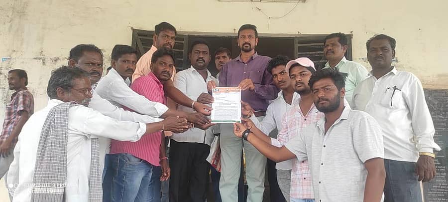 ಸುರಪುರದಲ್ಲಿ ಶುಕ್ರವಾರ ಮಾದಿಗ ದಂಡೋರ ಮಾದಿಗ ಮೀಸಲಾತಿ ಹೋರಾಟ ಸಮಿತಿ ಮುಖಂಡರು ತಹಶೀಲ್ದಾರ್ಗೆ ಮನವಿ ಸಲ್ಲಿಸಿದರು