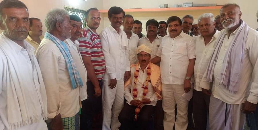 ಕವಣಾಪುರ ಡೇರಿಯ ನಿವೃತ್ತ ಮುಖ್ಯ ಕಾರ್ಯ ನಿರ್ವಾಹಕ ನಾಗೇಶ್ ಅವರನ್ನು ಬಮುಲ್ ನಿರ್ದೇಶಕ ಪಿ. ನಾಗರಾಜು ಸನ್ಮಾನಿಸಿದರು. ಅಧ್ಯಕ್ಷ ಕೆ. ಶಿವಲಿಂಗಯ್ಯ ಇದ್ದರು