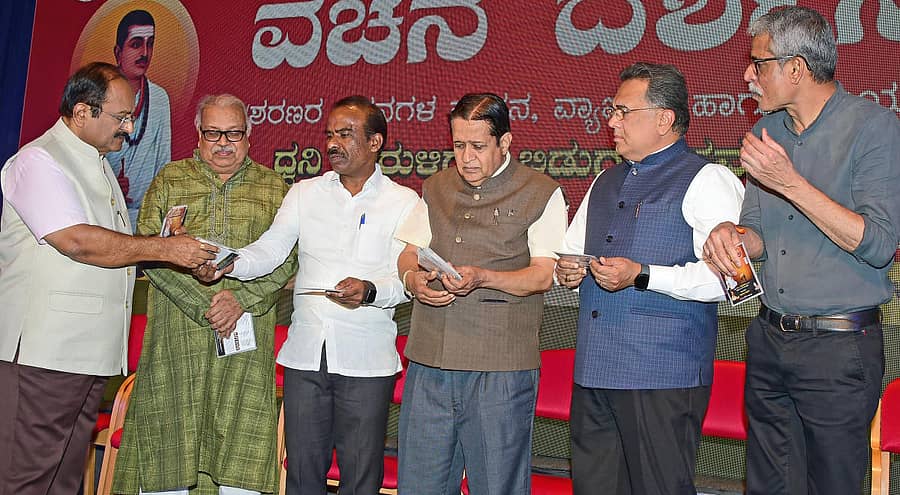 ನಗರದಲ್ಲಿ ಶನಿವಾರ ನಡೆದ ಧ್ವನಿಸುರುಳಿಗಳ ಬಿಡುಗಡೆ ಸಮಾರಂಭದಲ್ಲಿ ವಿಧಾನ ಪರಿಷತ್ ಸದಸ್ಯ ರವಿಕುಮಾರ್ (ಎಡದಿಂದ ಮೂರನೇಯವರು) ವಚನ ದರ್ಶನ ಧ್ವನಿಸುರುಳಿ ಬಿಡುಗಡೆ ಮಾಡಿದರು. (ಎಡದಿಂದ) ಸಾಹಿತ್ಯ ಸೇವಾ ಪ್ರತಿಷ್ಠಾನದ ಅಧ್ಯಕ್ಷ ಡಾ.ಸಿ.ಸೋಮಶೇಖರ, ಸಾಹಿತಿ ಎಚ್.ಎಸ್. ವೆಂಕಟೇಶ ಮೂರ್ತಿ, ರಮಣಶ್ರೀ ಸಮೂಹ ಸಂಸ್ಥೆಗಳ ಅಧ್ಯಕ್ಷ ಎಸ್.ಷಡಕ್ಷರಿ, ವಿಶ್ವವಾಣಿ ಪತ್ರಿಕೆ ಪ್ರಧಾನ ಸಂಪಾದಕ ವಿಶ್ವೇಶ್ವರ ಭಟ್, ಲಹರಿ ಮ್ಯೂಸಿಕ್ಸ್ ನಿರ್ದೇಶಕ ಲಹರಿ ವೇಲು ಇದ್ದರು - –ಪ್ರಜಾವಾಣಿ ಚಿತ್ರ