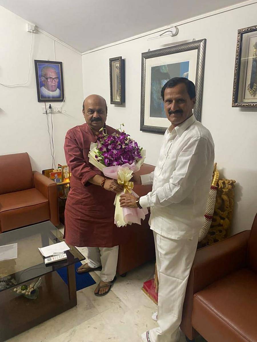 ಬೆಂಗಳೂರಿನಲ್ಲಿ ಶನಿವಾರ ಮುಖ್ಯಮಂತ್ರಿ ಬಸವರಾಜ ಬೊಮ್ಮಾಯಿ ಅವರನ್ನು ಮಾಜಿ ಸಂಸದ ಎಸ್.ಪಿ.ಮುದ್ದಹನುಮೇಗೌಡ ಭೇಟಿಯಾದರು