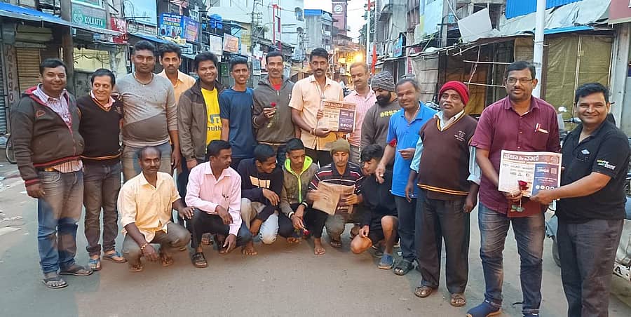 ಬೆಳಗಾವಿಯಲ್ಲಿ ಭಾನುವಾರ ನಸುಕಿನಲ್ಲಿ ‘ಪ್ರಜಾವಾಣಿ’ ಬಳಗದಿಂದ ಪತ್ರಿಕಾ ವಿತರಕರ ದಿನ ಆಚರಿಸಲಾಯಿತು. ಬೆಳಗಾವಿ ವೃತ್ತ ಪತ್ರಿಕೆಗಳ ವಿತರಕರ ಸಂಘದ ಅಧ್ಯಕ್ಷ ಪ್ರತಾಪ ಭೋಸಲೆ ಹಾಗೂ ಪದಾಧಿಕಾರಿಗಳು ಇದ್ದಾರೆ ಪ್ರಜಾವಾಣಿ ಚಿತ್ರ