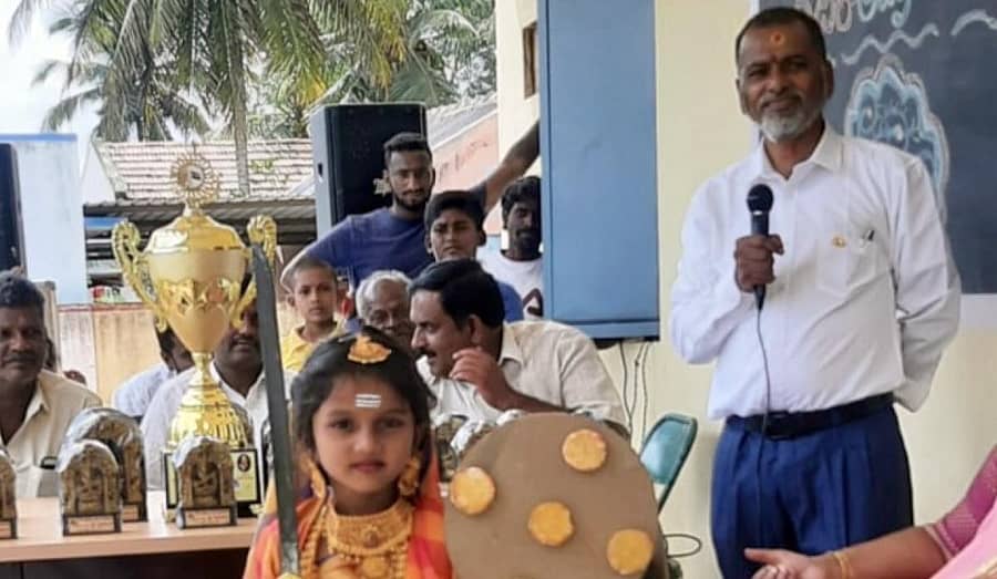 ಶ್ರೀರಂಗಪಟ್ಟಣ ತಾಲ್ಲೂಕಿನ ಬೆಳವಾಡಿ ಸರ್ಕಾರಿ ಹಿರಿಯ ಪ್ರಾಥಮಿಕ ಶಾಲೆಯ ಕಾರ್ಯಕ್ರಮವೊಂದರಲ್ಲಿ ಮಾತನಾಡುತ್ತಿರುವ ಶಿಕ್ಷಕ ಪಿ.ವಿ.ದಿನೇಶ್