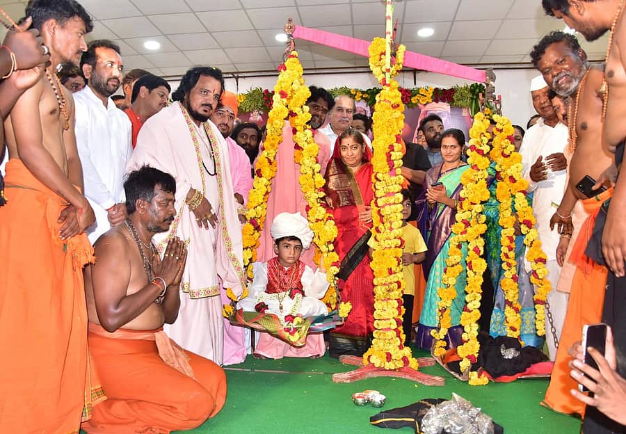 ಕಲಬುರಗಿಯ ಶಬರಿ ಸಂಕಲ್ಪ ಸನ್ನಿಧಾನದಲ್ಲಿ ನಡೆದ ಇರುಮುಡಿ ಮಹಾಪೂಜೆ ಕಾರ್ಯಕ್ರಮದಲ್ಲಿ ಶರಣಬಸವೇಶ್ವರ ಸಂಸ್ಥಾನದ ಪೀಠಾಧಿಪತಿ ದೊಡ್ಡಪ್ಪ ಅಪ್ಪ ಅವರನ್ನು ನಾಣ್ಯದಿಂದ ತುಲಾಭಾರ ಮಾಡಲಾಯಿತು