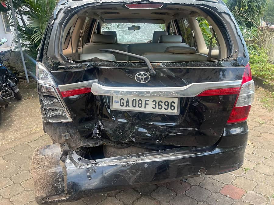 ನಜ್ಜು ಗುಜ್ಜಾಗಿರುವ ಇನ್ನೊವಾ ಕಾರು