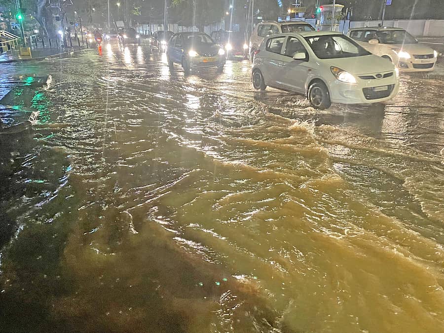 ಭಾನುವಾರ ಸಂಜೆ ಸುರಿದ ಮಳೆಯಿಂದಾಗಿ ರೆಸಿಡೆನ್ಸಿ ರಸ್ತೆ ನೀರಿನಿಂದ ಆವೃತವಾಗಿರುವುದು (ಎಡ ಚಿತ್ರ). ಮಲ್ಲೇಶ್ವರಂನ ಸಂಪಿಗೆ ರಸ್ತೆಯಲ್ಲಿ ವಾಹನಗಳು ಭಾಗಶಃ ನೀರಿನಲ್ಲಿ ಮುಳುಗಿರುವುದು. –-ಪ್ರಜಾವಾಣಿ ಚಿತ್ರಗಳು