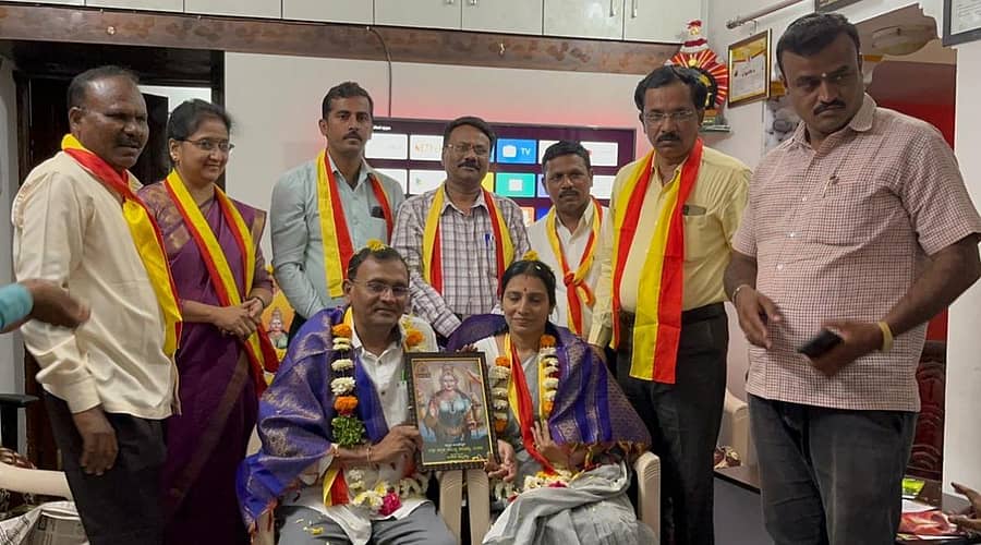 ಬೀದರ್ನಲ್ಲಿ ಆಯೋಜಿಸಿದ್ದ ‘59ನೇ ಮನೆಯಂಗಳದಲ್ಲಿ ಮಾತು’ ಕಾರ್ಯಕ್ರಮದಲ್ಲಿ ಹಾಸ್ಯ ಕಲಾವಿದ ಬಸವರಾಜ ಮೂಲಗೆ ದಂಪತಿಯನ್ನು ಸನ್ಮಾನಿಸಲಾಯಿತು