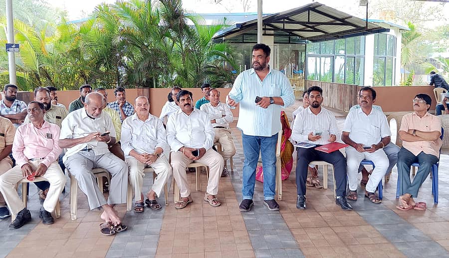 ಕಾರವಾರದಲ್ಲಿ ಸೋಮವಾರ ನಡೆದ ಬ್ಲಾಕ್ ಕಾಂಗ್ರೆಸ್ ಸಮಿತಿಯ ಸಭೆಯಲ್ಲಿ ಮುಖಂಡ ಸತೀಶ ಸೈಲ್ ಮಾತನಾಡಿದರು. ಬ್ಲಾಕ್ ಕಾಂಗ್ರೆಸ್ ಸಮಿತಿ ಅಧ್ಯಕ್ಷ ಸಮೀರ ನಾಯ್ಕ ಇದ್ದಾರೆ.