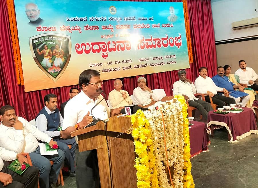 ಸೋಮವಾರ ನಗರದ ಕಿದಿಯೂರು ಹೋಟೆಲ್ ಸಭಾಂಗಣದಲ್ಲಿ ಕೋಟಿ ಚೆನ್ನಯ್ಯ ಸೇನಾ ಆಯ್ಕೆ ಪೂರ್ವ ತರಬೇತಿ ಶಾಲೆಯನ್ನು ಉದ್ಘಾಟಿಸಿ ಜಿಲ್ಲಾ ಉಸ್ತುವಾರಿ ಸಚಿವ ಅಂಗಾರ ಮಾತನಾಡಿದರು.