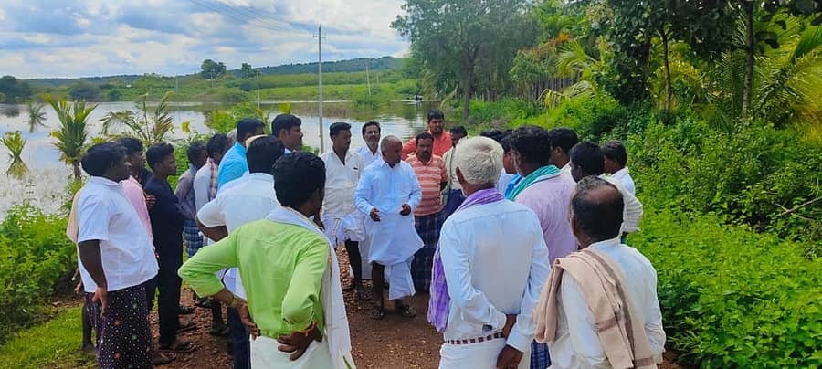 ಹೊಸದುರ್ಗ ತಾಲ್ಲೂಕಿನಲ್ಲಿ ಜಲಾಶಯದ ಹಿನ್ನೀರಿನಿಂದ ಮುಳುಗಡೆಯಾಗಿರುವ ಕೃಷಿ ಭೂಮಿಯನ್ನು ಮಾಜಿ ಶಾಸಕ ಬಿ.ಜಿ. ಗೋವಿಂದಪ್ಪ ವೀಕ್ಷಿಸಿದರು.