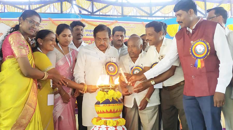 ಕೊರಟಗೆರೆಯಲ್ಲಿ ಸೋಮವಾರ ಹಮ್ಮಿಕೊಂಡಿದ್ದ ಶಿಕ್ಷಕರ ದಿನಾಚರಣೆ ಕಾರ್ಯಕ್ರಮವನ್ನು ಶಾಸಕ ಡಾ.ಜಿ.ಪರಮೇಶ್ವರ ಉದ್ಘಾಟಿಸಿದರು. ತಾ.ಪಂ ಕಾರ್ಯನಿರ್ವಹಣಾಧಿಕಾರಿ ದೊಡ್ಡಸಿದ್ದಪ್ಪ, ಬಿಇಒ ಸುಧಾಕರ್, ಪ.ಪಂ ಅಧ್ಯಕ್ಷೆ ಕಾವ್ಯಶ್ರೀ ರಮೇಶ್, ಸ್ಥಾಯಿ ಸಮಿತಿ ಅಧ್ಯಕ್ಷ ನಟರಾಜು, ಸದಸ್ಯರಾದ ಎ.ಡಿ.ಬಲರಾಮಯ್ಯ, ಕೆ.ಆರ್.ಓಬಳರಾಜು, ಒಕ್ಕಲಿಗರ ಸಂಘದ ಆಧ್ಯಕ್ಷ ಹನುಮಂತರಾಯಪ್ಪ ಭಾಗವಹಿಸಿದ್ದರು