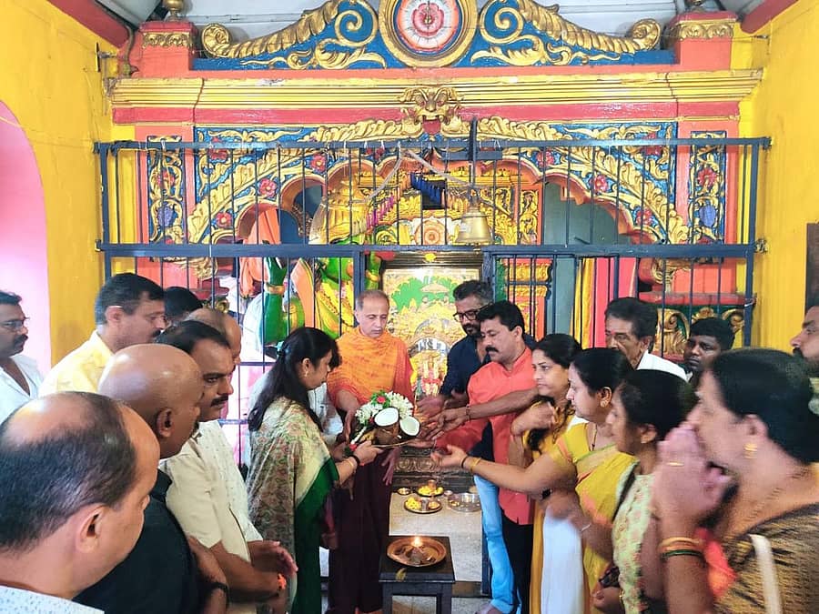 ಮಡಿಕೇರಿಯ ಪೇಟೆ ಶ್ರೀರಾಮಮಂದಿರದಲ್ಲಿ ಸೋಮವಾರ ಪೂಜೆ ಸಲ್ಲಿಸುವ ಮೂಲಕ ದಸರಾ ಚಟುವಟಿಕೆಗಳಿಗೆ ಚಾಲನೆ ನೀಡಲಾಯಿತು