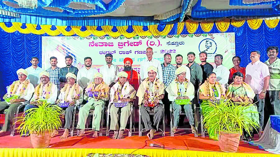 ಕೋರ ಹೋಬಳಿಯ ಕೆಸ್ತೂರು ಗ್ರಾಮದ ನೇತಾಜಿ ಬ್ರಿಗೇಡ್ ಯುವಕರ ತಂಡದಿಂದ ಪ್ರತಿಷ್ಠಾಪಿಸಿದ್ದ ಗಣೇಶೋತ್ಸವದಲ್ಲಿ ನಿವೃತ್ತ ಶಿಕ್ಷಕರನ್ನು ಸನ್ಮಾನಿಸಲಾಯಿತು