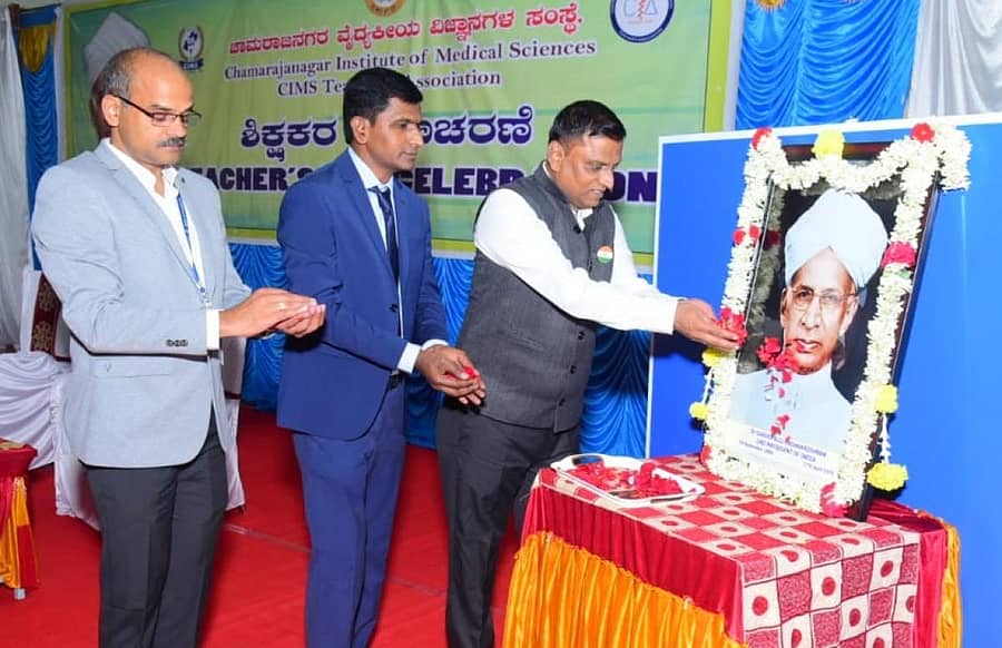 ಸಿಮ್ಸ್‌ನಲ್ಲಿ ಸೋಮವಾರ ನಡೆದ ಶಿಕ್ಷಕರ ದಿನಾಚರಣೆ ಕಾರ್ಯಕ್ರಮದಲ್ಲಿ ಡೀನ್‌ ಡಾ.ಜಿ.ಎಂ.ಸಂಜೀವ್‌ ಅವರು ಸರ್ವಪಲ್ಲಿ ರಾಧಾಕೃಷ್ಣನ್‌ ಅವರ ಭಾವ ಚಿತ್ರಕ್ಕೆ ಪುಷ್ಪಾರ್ಚನೆ ಮಾಡಿದರು. ಡಾ.ಗಿರೀಶ್‌ ವಿ.‍‍ಪಾಟೀಲ, ಡಾ.ಮಾರುತಿ ಇದ್ದರು
