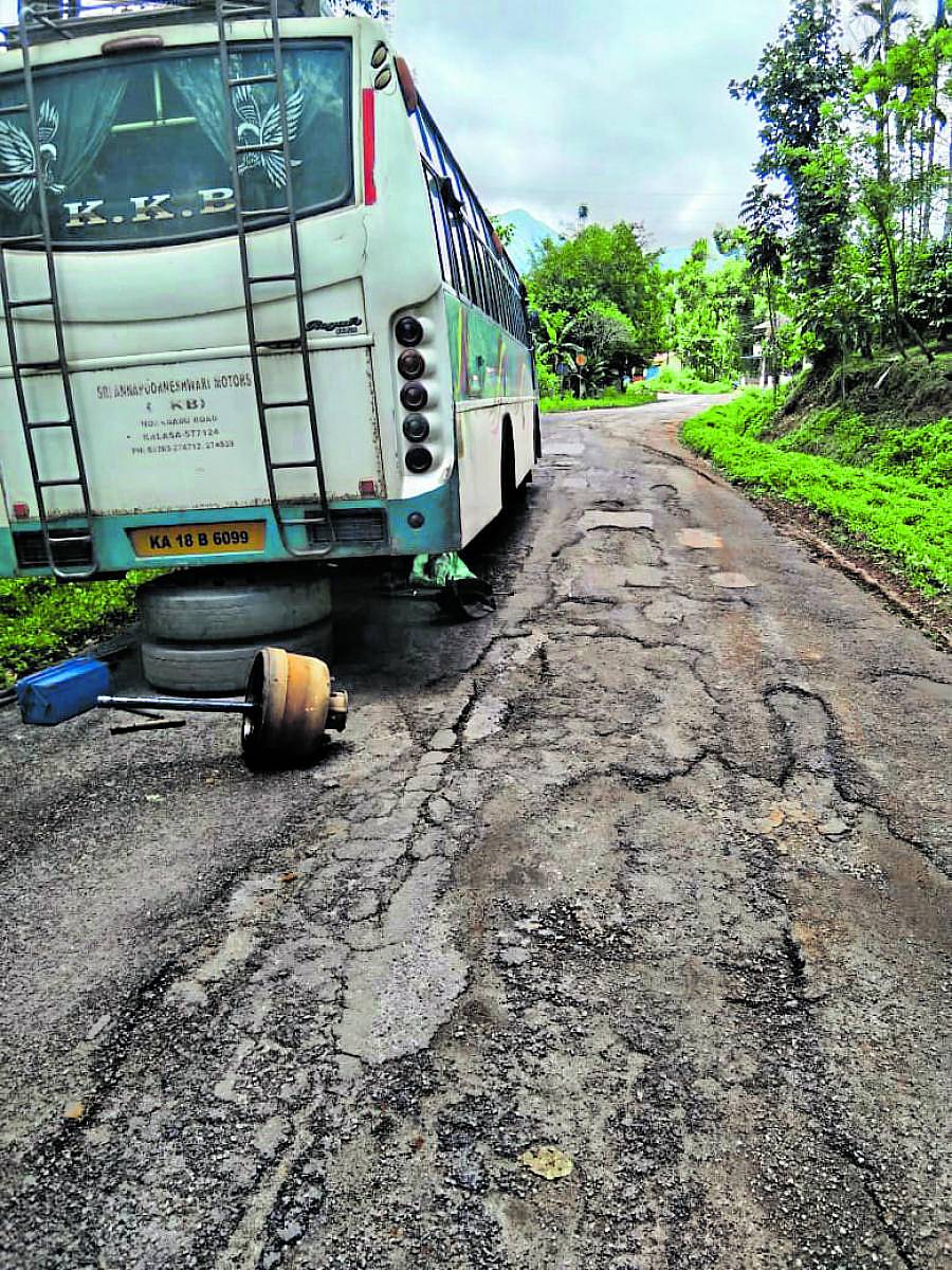 ಬಾಳೆಹೊಳೆಯಲ್ಲಿ ಹದಗೆಟ್ಟ ರಸ್ತೆಯಿಂದಾಗಿ ಬಸ್ಸಿನ ಹೌಸಿಂಗ್ ತುಂಡಾಗಿರುವುದು