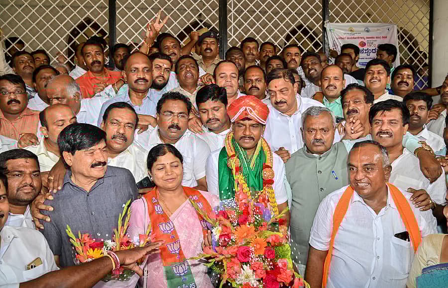 ಮೈಸೂರು ಮಹಾನಗರಪಾಲಿಕೆ ಮೇಯರ್-ಉಪ ಮೇಯರ್ ಚುನಾವಣೆಯಲ್ಲಿ ಗೆದ್ದ ಬಿಜೆಪಿಯ ಶಿವಕುಮಾರ್ ಮತ್ತು ಡಾ.ಜಿ.ರೂಪಾ ಅವರನ್ನು ಜಿಲ್ಲಾ ಉಸ್ತುವಾರಿ ಸಚಿವ ಎಸ್.ಟಿ.ಸೋಮಶೇಖರ್, ಶಾಸಕ ಎಸ್.ಎ.ರಾಮದಾಸ್ ಮುಖಂಡರು ಅಭಿನಂದಿಸಿದ ಸಂಭ್ರಮಿಸಿದರು/ ಪ್ರಜಾವಾಣಿ ಚಿತ್ರ