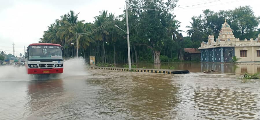 ಯಳಂದೂರಿನಲ್ಲಿ ಜಲಾವೃತಗೊಂಡ ರಸ್ತೆಯಲ್ಲಿ ಸಂಚರಿಸಿದ ಬಸ್