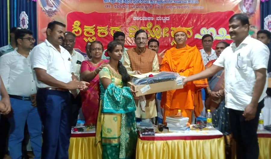ಶಿಕ್ಷಕರ ದಿನಾಚರಣೆಯಲ್ಲಿ ಹೆಚ್ಚು ಅಂಕ ಪಡೆದ ವಿದ್ಯಾರ್ಥಿಗಳಿಗೆ ಶಾಸಕ ಸಿ.ಎಂ. ನಿಂಬಣ್ಣವರ ಲ್ಯಾಪ್ಟಾಪ್ ವಿತರಣೆ ಮಾಡಿದರು