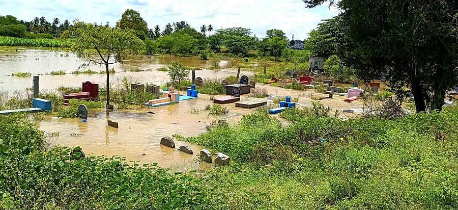 ವಿಜಯಪುರ ಪಟ್ಟಣದ ಶಿಡ್ಲಘಟ್ಟ ಮುಖ್ಯರಸ್ತೆಯಲ್ಲಿರುವ ಸ್ಮಶಾನಗಳು ನೀರಿನಲ್ಲಿ ಮುಳುಗಡೆಯಾಗಿವೆ