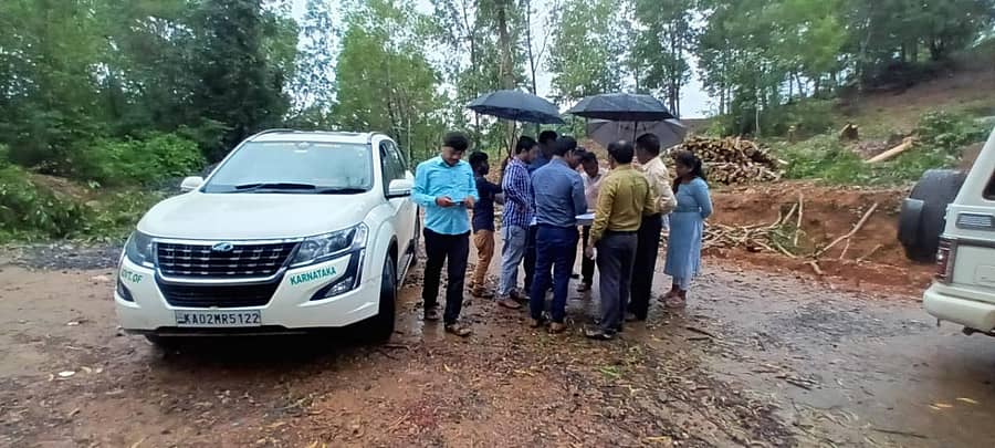 ಮಿನಿ ವಿಮಾನ ನಿಲ್ದಾಣ ನಿರ್ಮಾಣ ಸಂಬಂಧ ಅಧಿಕಾರಿಗಳಿ ಸ್ಥಳ ಪರಿಶೀಲನೆ ನಡೆಸಿದರು.