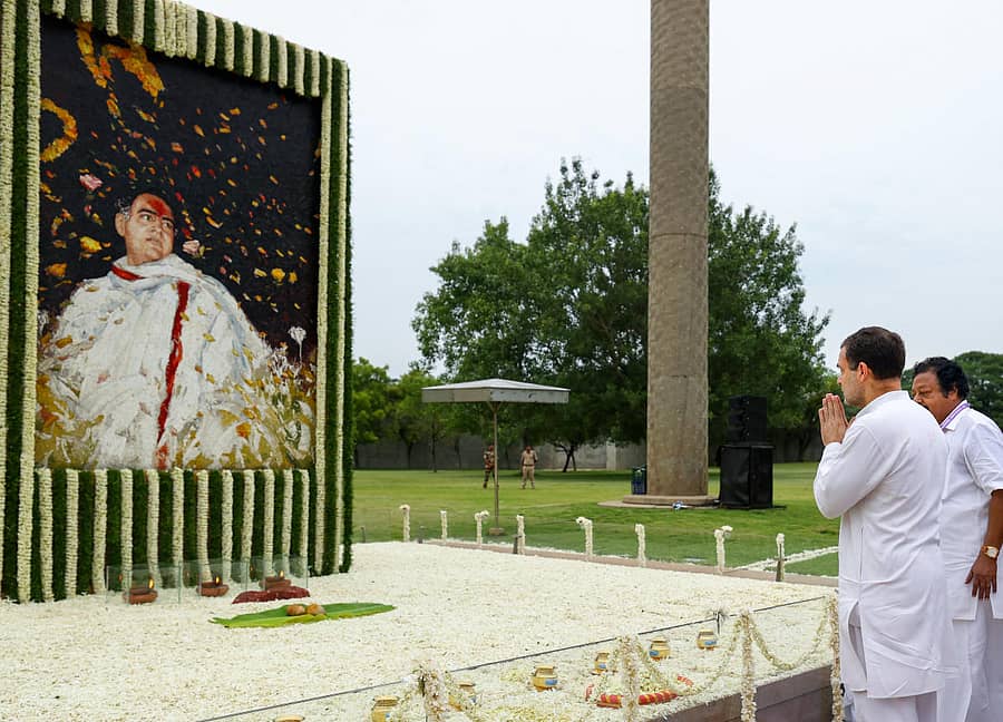 ತಮಿಳುನಾಡಿನ ಶ್ರೀಪೆರಂಬೂದೂರಿನಲ್ಲಿರುವ ಮಾಜಿ ಪ್ರಧಾನಿ ರಾಜೀವ್ ಗಾಂಧಿ ಅವರ ಸ್ಮಾರಕಕ್ಕೆ ರಾಹುಲ್ ಗಾಂಧಿ ಪುಷ್ಪ ನಮನ ಸಲ್ಲಿಸಿದರು.