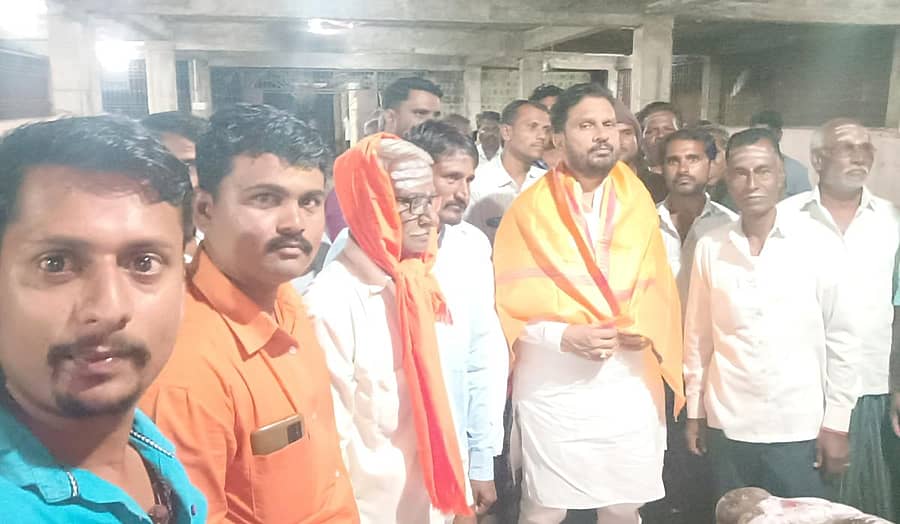 ಚಿಟಗುಪ್ಪ ತಾಲ್ಲೂಕಿನ ಮಾಡಗೂಳ ಗ್ರಾಮದ ಬಸವೇಶ್ವರ ಕಲ್ಯಾಣ ಮಂಟಪದಲ್ಲಿ ಹುಮನಾಬಾದ್ ಶಾಸಕ ರಾಜಶೇಖರ ಪಾಟೀಲ ಅವರನ್ನು ವೀರಶೈವ ಲಿಂಗಾಯತ ಮಹಾ ವೇದಿಕೆ ವತಿಯಿಂದ ಸನ್ಮಾನಿಸಲಾಯಿತು