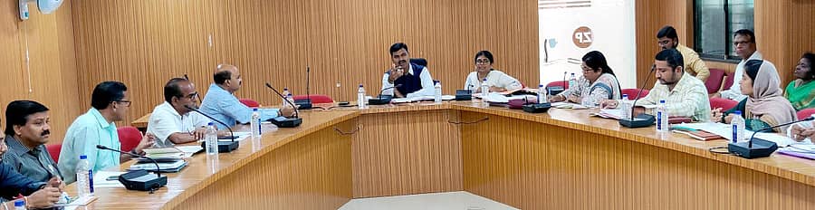 ರಾಯಚೂರು ಜಿಲ್ಲಾ ಪಂಚಾಯಿತಿ ಜಲನಿರ್ಮಲ ಸಭಾಂಗಣದಲ್ಲಿ ಜಿಲ್ಲಾ ಪಂಚಾಯಿತಿ ಮುಖ್ಯ ಕಾರ್ಯನಿರ್ವಾಹಕ ಅಧಿಕಾರಿ ಶಶಿಧರ ಕುರೇರ ಅಧ್ಯಕ್ಷತೆಯಲ್ಲಿ 2022-23ನೇ ಸಾಲಿನ ಜಿಲ್ಲಾಮಟ್ಟದ ಸಮೂಹ ಮಾಧ್ಯಮ ಸಮಿತಿ ಸಭೆ ಬುಧವಾರ ನಡೆಯಿತು.