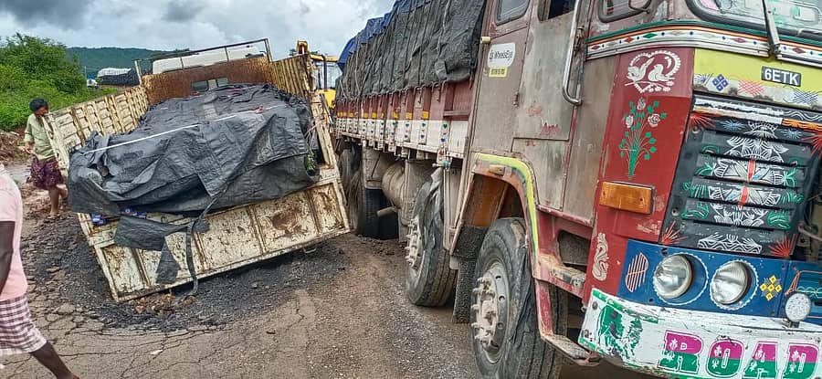 ನಡು ರಸ್ತೆಯಲ್ಲಿ ಎರಡು ಲಾರಿಗಳು ಸಿಲುಕಿಕೊಂಡ ಪರಿಣಾಮ ಹಿರಿಯೂರು - ಹೊಸದುರ್ಗ ಮಾರ್ಗ ಸಂಪರ್ಕ ಕಡಿತ