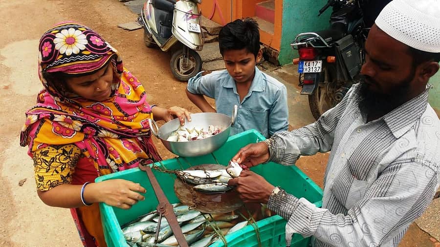 ಹರಿಹರದ ಹೊಸ ಭರಂಪುರದಲ್ಲಿ ವ್ಯಾಪಾರಿಯೊಬ್ಬರು ಬಂಗುಡೆ ಮೀನು ಮಾರಾಟ ಮಾಡುತ್ತಿರುವುದು.