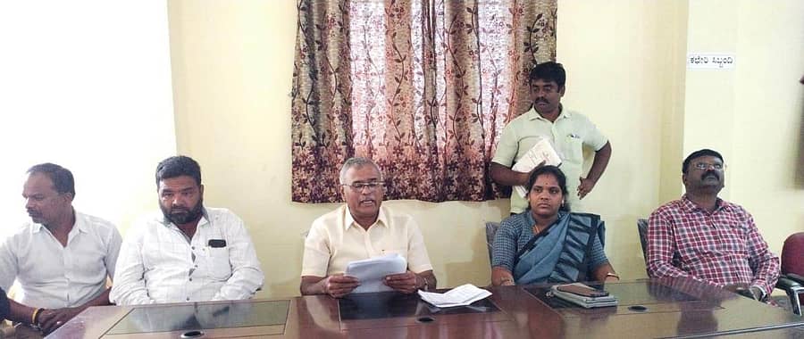 ಮಳೆಯಿಂದ ಹದಗೆಟ್ಟ ರಸ್ತೆಗಳ ದುರಸ್ತಿ ಕುರಿತು ಶಾಸಕ ಕೆ.ವೈ.ನಂಜೇಗೌಡ ಬುಧವಾರ ಮಾಲೂರಿನಲ್ಲಿ ಲೋಕೋಪಯೋಗಿ ಇಲಾಖೆ ಮತ್ತು ಪುರಸಭೆ ಅಧಿಕಾರಿಗಳ ಸಭೆ ನಡೆಸಿದರು