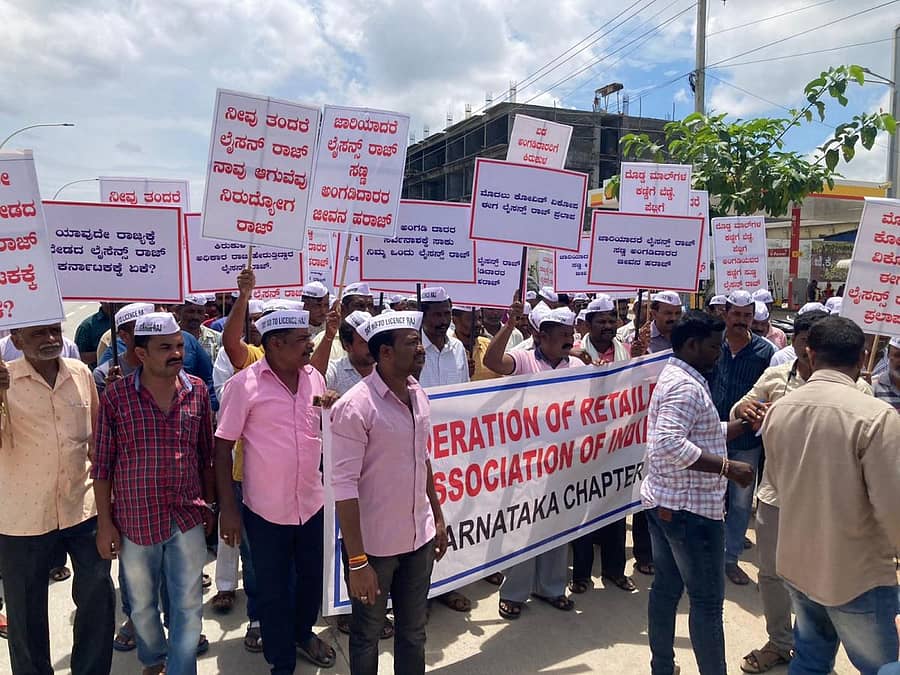 ಲೈಸೆನ್ಸ್ರಾಜ್ ಕಾಯ್ದೆ ಹಿಂಪಡೆಯಬೇಕು ಎಂದು ಒತ್ತಾಯಿಸಿ ತಂಬಾಕು ಉತ್ಪನ್ನಗಳ ಚಿಲ್ಲರೆ ಮಾರಾಟಗಾರರ ಸಂಘದ ನೇತೃತ್ವದಲ್ಲಿ ಸಣ್ಣ ವ್ಯಾಪಾರಸ್ಥರು ಬುಧವಾರ ದಾವಣಗೆರೆಯಲ್ಲಿ ಪ್ರತಿಭಟನೆ ನಡೆಸಿದರು.