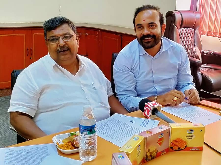 ಬಮೂಲ್ ಅಧ್ಯಕ್ಷ ನರಸಿಂಹಮೂರ್ತಿ ಪತ್ರಿಕಾಗೋಷ್ಠಿಯಲ್ಲಿ ಮಾತನಾಡಿದರು. ಭಾಸ್ಕರ್ ಹಾಜರಿದ್ದರು.