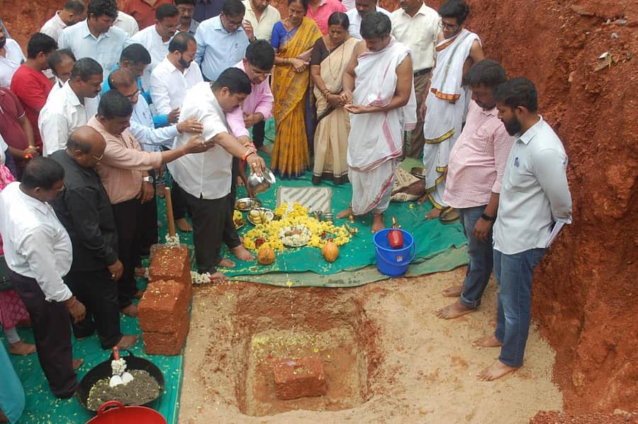 ಮಂಗಳೂರಿನ ಮಂಗಳಾದೇವಿ ವಾರ್ಡ್ನಲ್ಲಿ ವಿವಿಧ ಕಾಮಗಾರಿಗಳಿಗೆ ಶಾಸಕ ವೇದವ್ಯಾಸ ಕಾಮತ್ ಭೂಮಿಪೂಜೆ ನೆರವೇರಿಸಿದರು