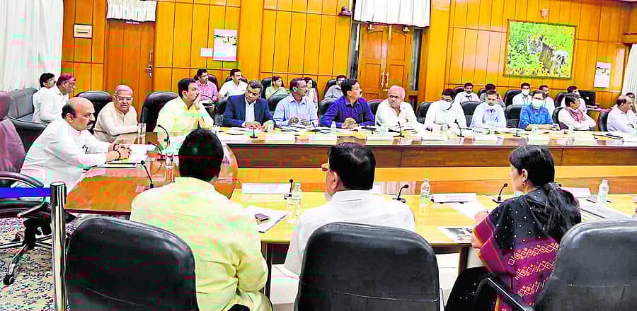 ಮಳೆ ಮತ್ತು ಪ್ರವಾಹದಿಂದ ಆಗಿರುವ ಹಾನಿಯ ಅಧ್ಯಯನಕ್ಕೆ ಬಂದಿರುವ ಕೇಂದ್ರದ ಅಧಿಕಾರಿಗಳ ತಂಡದ ಜತೆ ಮುಖ್ಯಮಂತ್ರಿ ಬಸವರಾಜ ಬೊಮ್ಮಾಯಿ ಸಭೆ ನಡೆಸಿದರು.