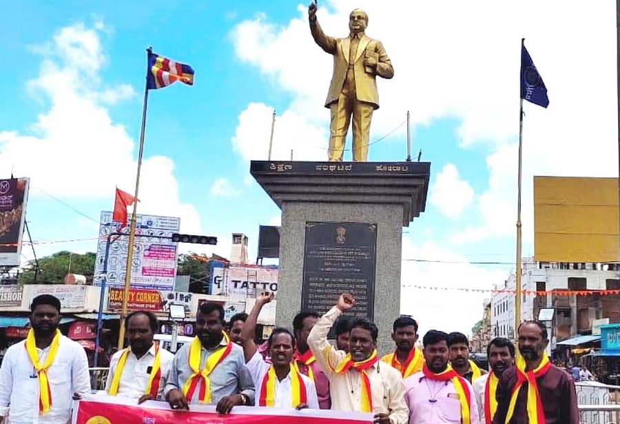 ಬೀದರ್‌ನಲ್ಲಿ ರಸ್ತೆ ದುರಸ್ತಿ ಸೇರಿದಂತೆ ವಿವಿಧ ಬೇಡಿಕೆಗಳ ಈಡೇರಿಕೆಗೆ ಒತ್ತಾಯಿಸಿ ವಿವಿಧ ಸಂಘಟನೆಗಳ ಕಾರ್ಯಕರ್ತರು ಜಂಟಿಯಾಗಿ ಪ್ರತಿಭಟನೆ ನಡೆಸಿದರು