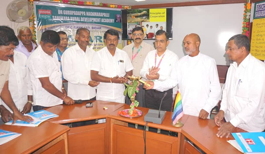 ಬೀದರ್‌ನ ಡಾ. ಗುರುಪಾದಪ್ಪ ನಾಗಮಾರಪಳ್ಳಿ ಸಹಾರ್ದ ತರಬೇತಿ ಸಂಸ್ಥೆಯಲ್ಲಿ ಶಿವಮೊಗ್ಗ ಜಿಲ್ಲೆಯ ಪ್ರಾಥಮಿಕ ಕೃಷಿ ಪತ್ತಿನ ಸಹಕಾರ ಸಂಘಗಳ ಅಧ್ಯಕ್ಷರು ಹಾಗೂ ಆಡಳಿತ ಮಂಡಳಿ ಸದಸ್ಯರಿಗೆ ಆಯೋಜಿಸಿರುವ ತರಬೇತಿ ಕಾರ್ಯಕ್ರಮವನ್ನು ಶಿವಮೊಗ್ಗ ಸಹಕಾರ ಸಂಘದ ಅಧ್ಯಕ್ಷ ನೀಲಪ್ಪ ಉದ್ಘಾಟಿಸಿದರು