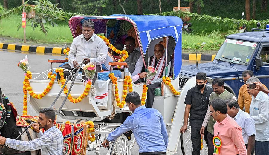 ಸಮ್ಮೇಳನದ ಸರ್ವಾಧ್ಯಕ್ಷರಾದ ಇಸ್ರೊ ನಿವೃತ್ತ ಅಧ್ಯಕ್ಷ ಎ.ಎಸ್.ಕಿರಣ್‌ಕುಮಾರ್‌ ಅವರನ್ನು ಸಾರೋಟಿನಲ್ಲಿ ಮೆರವಣಿಗೆ ಮೂಲಕ ಕರೆತರಲಾಯಿತು. ಪರಿಷತ್ತಿನ ಅಧ್ಯಕ್ಷ ಗಿರೀಶ ಕಡ್ಲೆವಾಡ ಇದ್ದಾರೆ  -–ಪ್ರಜಾವಾಣಿ ಚಿತ್ರ