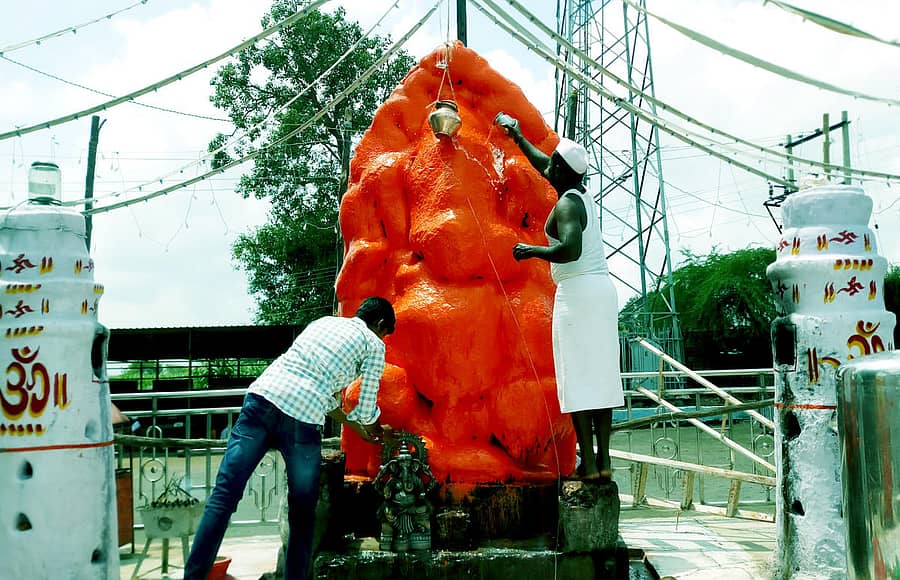 ಬಸವಕಲ್ಯಾಣ ತಾಲ್ಲೂಕಿನ ಉಮಾಪುರದ ಬೃಹತ್ ಗಣೇಶ ಮೂರ್ತಿಗೆ ಗುರುವಾರ ಅಭಿಷೇಕ ನೆರವೇರಿಸಲಾಯಿತು