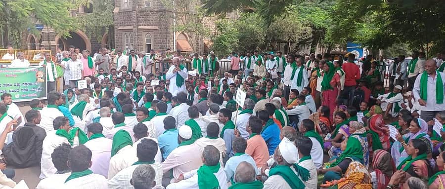 ಬೆಳಗಾವಿ ಜಿಲ್ಲಾಧಿಕಾರಿ ಕಚೇರಿ ಮುಂದೆ ಗುರುವಾರ ಚನ್ನಮ್ಮನ ಕಿತ್ತೂರು ತಾಲ್ಲೂಕಿನ ರೈತರು ಧರಣಿ ನಡೆಸಿದರು