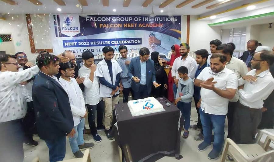 ನೀಟ್ನಲ್ಲಿ ಉತ್ತಮ ಫಲಿತಾಂಶ ಲಭಿಸಿದ ಪ್ರಯುಕ್ತ ಬೀದರ್ ಮೂಲದ ಫಾಲ್ಕಾನ್ ಪದವಿಪೂರ್ವ ವಿಜ್ಞಾನ ಕಾಲೇಜಿನಲ್ಲಿ ಕೇಕ್ ಕತ್ತರಿಸಿ ಸಂಭ್ರಮಿಸಲಾಯಿತು