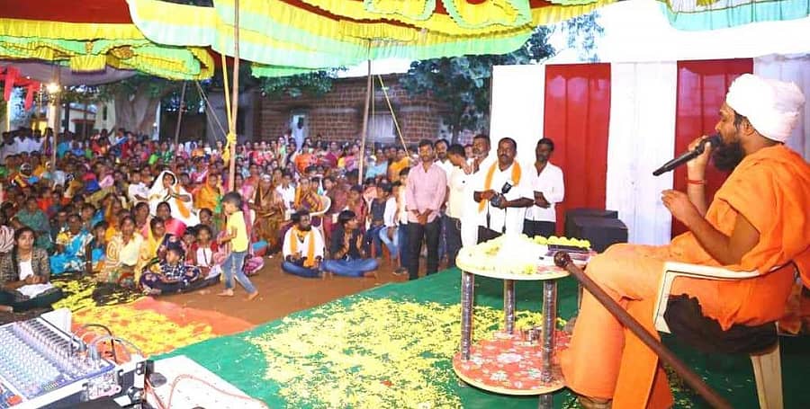 ಬೀದರ್ ತಾಲ್ಲೂಕಿನ ನಾಗೂರಾ ಗ್ರಾಮದಲ್ಲಿ ಆಯೋಜಿಸಿದ್ದ ಹನುಮಾನ ಮೂರ್ತಿ ಪ್ರತಿಷ್ಠಾಪನೆ ಹಾಗೂ ಹನುಮಾನ ಮಂದಿರ ಕಳಸಾರೋಹಣ ಕಾರ್ಯಕ್ರಮದಲ್ಲಿ ಜಹೀರಾಬಾದ್ ತಾಲ್ಲೂಕಿನ ಮಲ್ಲಯ್ಯಗಿರಿ ಹಾಗೂ ದೇಗಲಮಡಿ ಆಶ್ರಮದ ಪೀಠಾಧಿಪತಿ ಬಸವಲಿಂಗ ಅವಧೂತರು ಮಾತನಾಡಿದರು