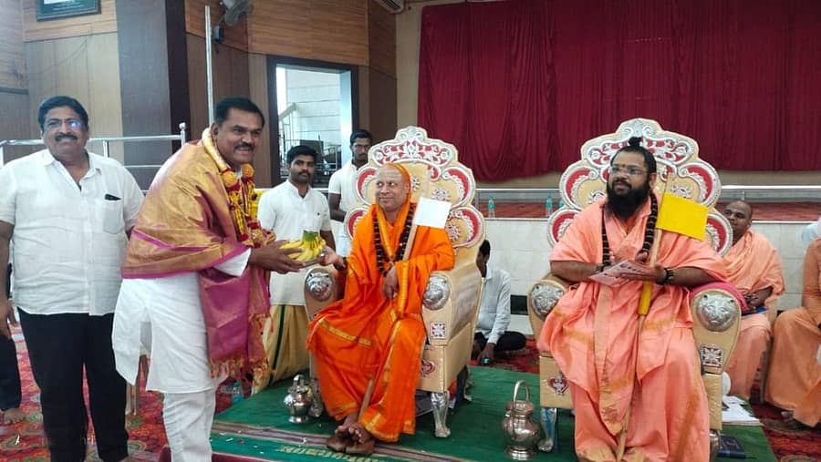 ಶ್ರೀಶೈಲ ಮತ್ತು ಕಾಶಿ ಜಗದ್ಗುರುಗಳು ಮುದ್ದೇಬಿಹಾಳ ಶಾಸಕ ಎ.ಎಸ್.ಪಾಟೀಲ ನಡಹಳ್ಳಿ ಅವರನ್ನು ಸನ್ಮಾನಿಸಿದರು